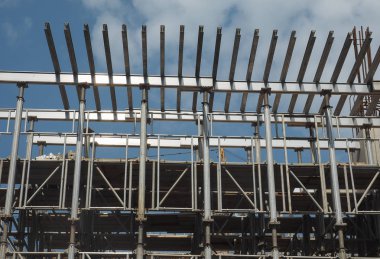 site binasında geçici iskele yapımı için çalışıyor