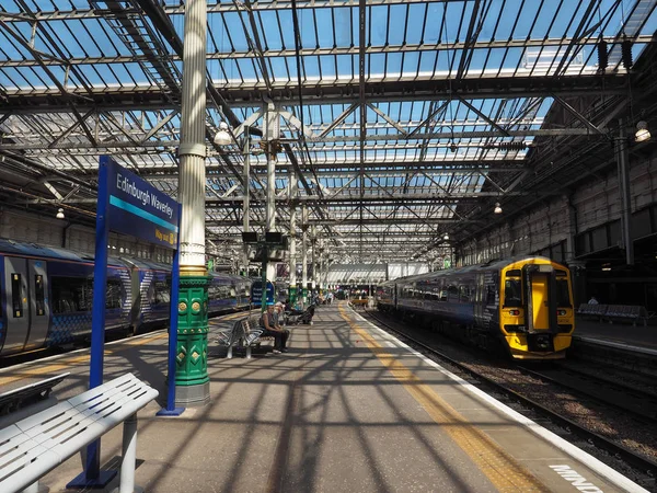 Edinburgh, İngiltere - Haziran 2018 yaklaşık: Trenler Edinburgh Waverly Tren İstasyonu