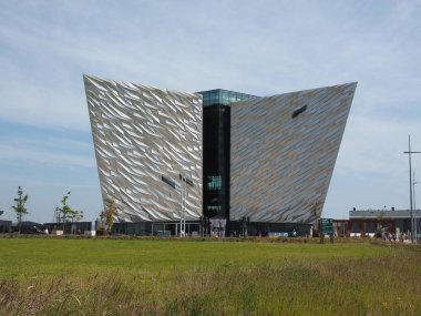 Belfast, İngiltere - Haziran 2018 yaklaşık: Titanic Belfast Merkezi sitesinde nerede Rms Titanic inşa edilmiş eski Harland Wolff Tersane