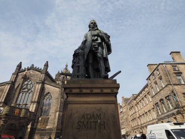Edinburgh, İngiltere - Haziran 2018 yaklaşık: İskoç ekonomist filozof ve yazar Adam Smith üzerinde Royal Mile heykeli