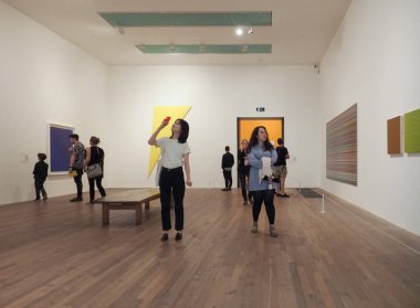 Yaklaşık Haziran 2018 - Londra, İngiltere: Tate Modern Sanat Galerisi South Bank güç istasyonu ziyaretçi