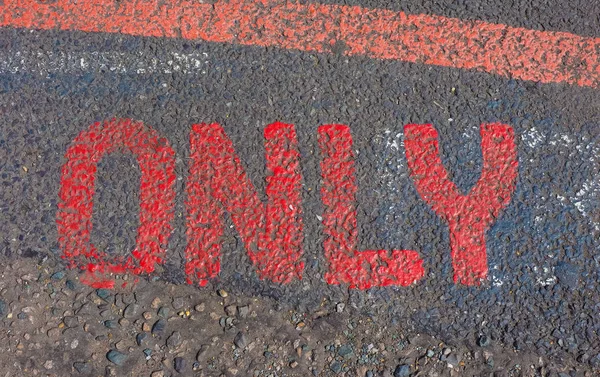 Único Cartel Pintado Rojo Sobre Asfalto Calle —  Fotos de Stock