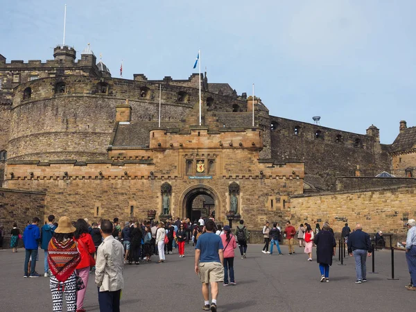 Edinburgh Circa June 2018 Туристы Посещающие Эдинбургский Замок — стоковое фото