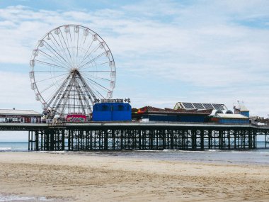 Blackpool, İngiltere - Haziran 2016 yaklaşık: Blackpool Pleasure Beach resort eğlence parkı Fylde kenarı Lancashire'deki/daki oteller