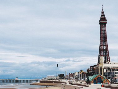 Blackpool, İngiltere - Haziran 2016 yaklaşık: Blackpool Pleasure Beach resort ve Blackpool Tower Fylde kenarı Lancashire'deki/daki oteller