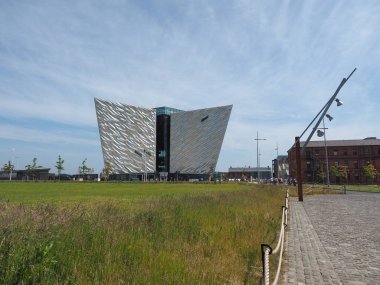 Belfast, İngiltere - Haziran 2018 yaklaşık: Titanic Belfast Merkezi sitesinde nerede Rms Titanic inşa edilmiş eski Harland Wolff Tersane
