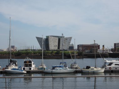 Belfast, İngiltere - Haziran 2018 yaklaşık: Titanic Belfast Merkezi sitesinde nerede Rms Titanic inşa edilmiş eski Harland Wolff Tersane