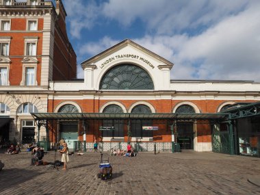 Londra, İngiltere - Haziran 2018 yaklaşık: Sokak müzisyen Covent Garden Londra Ulaşım Müzesi önünde