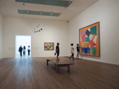 Yaklaşık Haziran 2018 - Londra, İngiltere: Tate Modern Sanat Galerisi South Bank güç istasyonu ziyaretçi