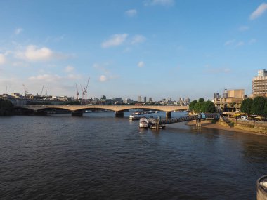 Haziran 2018 yaklaşık - Londra, İngiltere: Waterloo Köprüsü ve river Thames manzaraya günbatımı, arka planda şehir gökdelenler ile