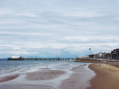 Blackpool, İngiltere - Haziran 2016 yaklaşık: Blackpool Pleasure Beach resort eğlence parkı Fylde kenarı Lancashire'deki/daki oteller