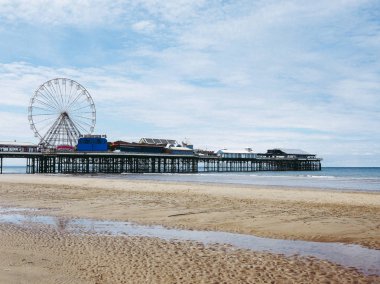 Blackpool, İngiltere - Haziran 2016 yaklaşık: Blackpool Pleasure Beach resort eğlence parkı Fylde kenarı Lancashire'deki/daki oteller