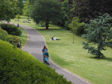 Edinburgh, İngiltere - Haziran 2018 yaklaşık: eski ve yeni şehir bağlanma Höyük yapay hill