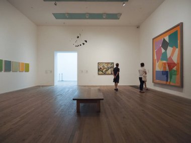 Yaklaşık Haziran 2018 - Londra, İngiltere: Tate Modern Sanat Galerisi South Bank güç istasyonu ziyaretçi