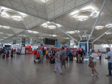 Stansted, İngiltere - Haziran 2018 yaklaşık: Londra Stansted Havaalanı Tasarım Mimar Lord Norman Foster tarafından gezginler