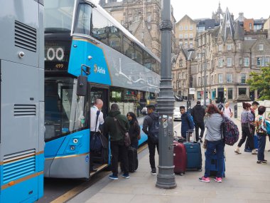 Edinburgh, İngiltere - Haziran 2018 yaklaşık: Servis otobüsü 100 Airlink Edinburgh Airport için aradı.