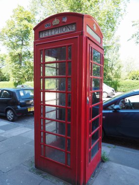 Edinburgh, İngiltere - Haziran 2018 yaklaşık: Geleneksel kırmızı telefon kulübesi