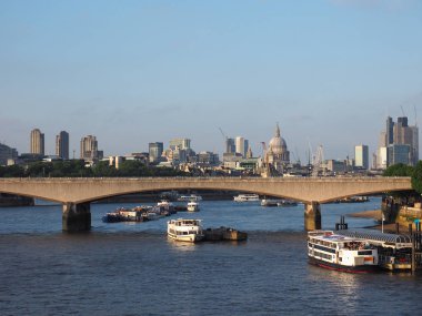 Haziran 2018 yaklaşık - Londra, İngiltere: Waterloo Köprüsü ve river Thames manzaraya günbatımı, arka planda şehir gökdelenler ile