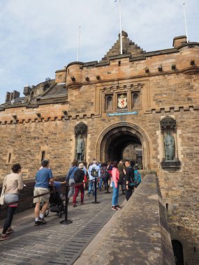 Edinburgh, İngiltere - Haziran 2018 yaklaşık: Edinburgh castle gelen turist