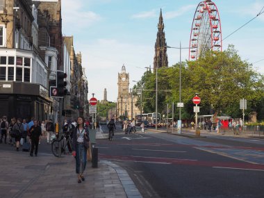 Edinburgh, İngiltere - Haziran 2018 yaklaşık: İnsanlarda Princes Caddesi