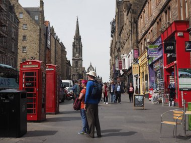 Edinburgh, İngiltere - Haziran 2018 yaklaşık: Royal Mile insanlar