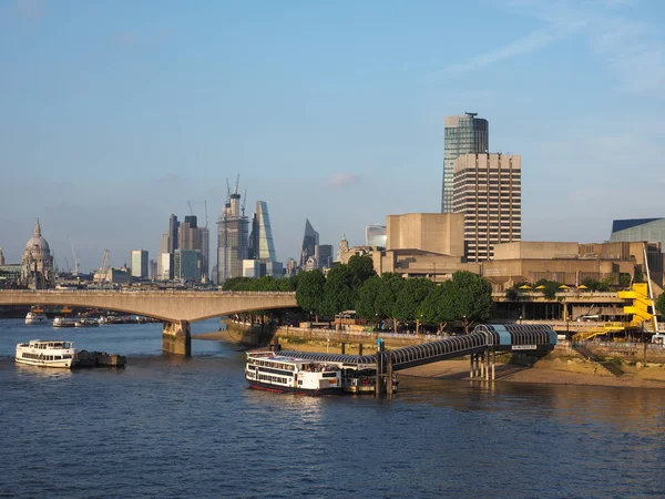 Londra Circa Giugno 2018 Waterloo Bridge Teatro Nazionale Tamigi Vista — Foto Stock