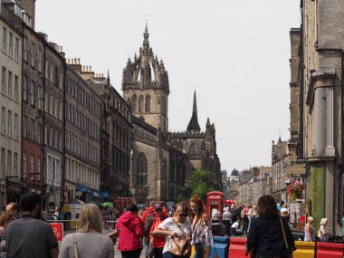Edinburgh, İngiltere - Haziran 2018 yaklaşık: Royal Mile insanlar