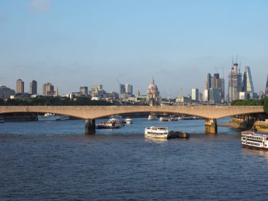 Haziran 2018 yaklaşık - Londra, İngiltere: Waterloo Köprüsü ve river Thames manzaraya günbatımı, arka planda şehir gökdelenler ile