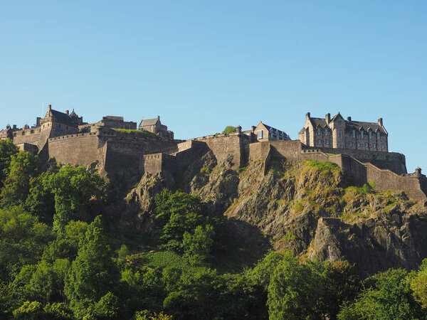 Эдинбургский замок на скале Касл в Эдинбурге, Великобритания
