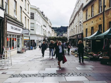 Bath, İngiltere - Eylül 2016 yaklaşık: River Avon köprüden Pulteney dükkanlar