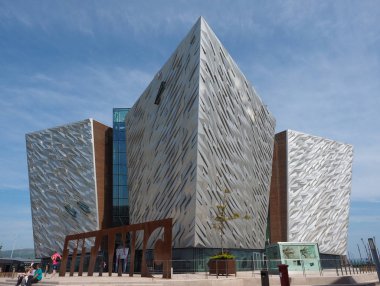 Belfast, İngiltere - Haziran 2018 yaklaşık: Titanic Belfast Merkezi sitesinde nerede Rms Titanic inşa edilmiş eski Harland Wolff Tersane