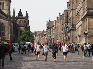 Edinburgh, İngiltere - Haziran 2018 yaklaşık: Royal Mile insanlar