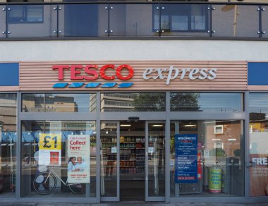 Londra, İngiltere - Haziran 2018 yaklaşık: Tesco süpermarket Mağazası