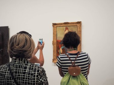Yaklaşık Haziran 2018 - Londra, İngiltere: Tate Modern Sanat Galerisi South Bank güç istasyonu ziyaretçi