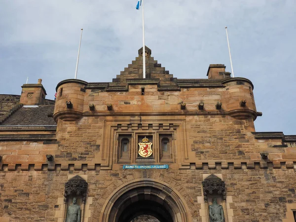 Edinburgh Circa June 2018 Туристы Посещающие Эдинбургский Замок — стоковое фото