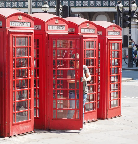 Λονδίνο Ηνωμένο Βασίλειο Circa Ιουνίου 2018 Παραδοσιακό Κόκκινο Τηλεφωνικό Κιβώτιο — Φωτογραφία Αρχείου