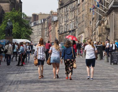 Edinburgh, İngiltere - Haziran 2018 yaklaşık: Royal Mile insanlar