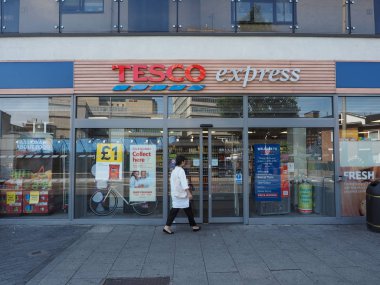 Londra, İngiltere - Haziran 2018 yaklaşık: Tesco süpermarket Mağazası
