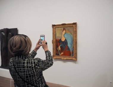 Yaklaşık Haziran 2018 - Londra, İngiltere: Tate Modern Sanat Galerisi South Bank güç istasyonu ziyaretçi