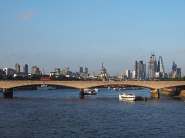 Haziran 2018 yaklaşık - Londra, İngiltere: Waterloo Köprüsü ve river Thames manzaraya günbatımı, arka planda şehir gökdelenler ile