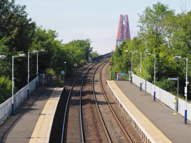 Edinburgh, İngiltere - Haziran 2018 yaklaşık: Dalmeny Tren İstasyonu Forth Köprüsü için