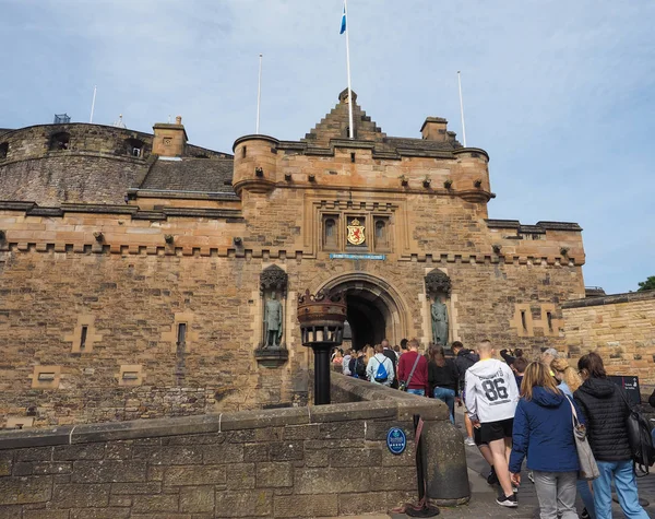 Edinburgh Storbritannien Circa Juni 2018 Turister Som Besöker Edinburgh Castle — Stockfoto