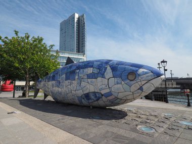 Belfast, İngiltere - Haziran 2018 yaklaşık: Big Fish (akathe bilgi somon) seramik mozaik heykel John nezaket Donegall Quay içinde tarafından