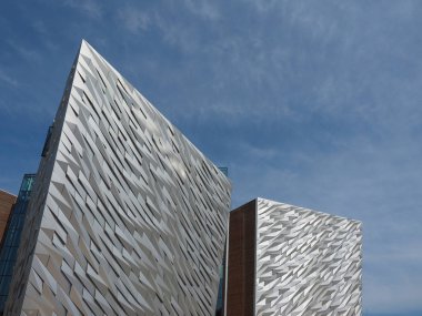 Belfast, İngiltere - Haziran 2018 yaklaşık: Titanic Belfast Merkezi sitesinde nerede Rms Titanic inşa edilmiş eski Harland Wolff Tersane