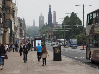 Edinburgh, İngiltere - Haziran 2018 yaklaşık: İnsanlarda Princes Caddesi