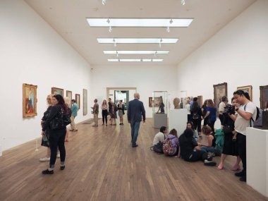 Yaklaşık Haziran 2018 - Londra, İngiltere: Tate Modern Sanat Galerisi South Bank güç istasyonu ziyaretçi