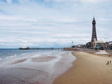 Blackpool, İngiltere - Haziran 2016 yaklaşık: Blackpool Pleasure Beach resort ve Blackpool Tower Fylde kenarı Lancashire'deki/daki oteller