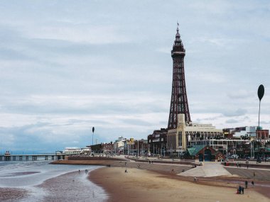 Blackpool, İngiltere - Haziran 2016 yaklaşık: Blackpool Pleasure Beach resort ve Blackpool Tower Fylde kenarı Lancashire'deki/daki oteller