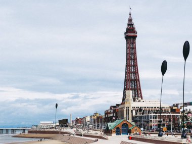 Blackpool, İngiltere - Haziran 2016 yaklaşık: Blackpool Pleasure Beach resort ve Blackpool Tower Fylde kenarı Lancashire'deki/daki oteller