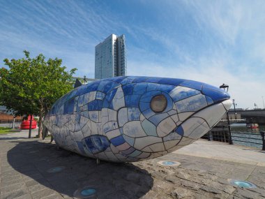 Belfast, İngiltere - Haziran 2018 yaklaşık: Big Fish (akathe bilgi somon) seramik mozaik heykel John nezaket Donegall Quay içinde tarafından